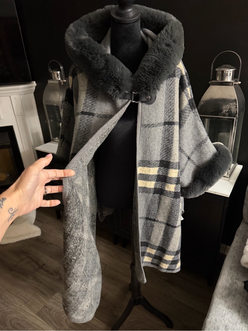 ON BLUE Plaid Poncho Cape S/M Gray Faux Fur Collar Cozy Winter Wrap - Picture 3 of 7